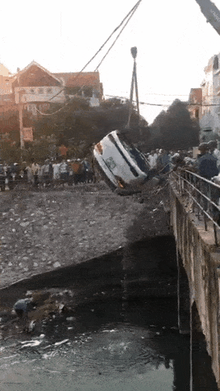 Ô tô con lật ngang dưới mương đen ngòm, livestream trục vợt hút hàng nghìn lượt xem-9