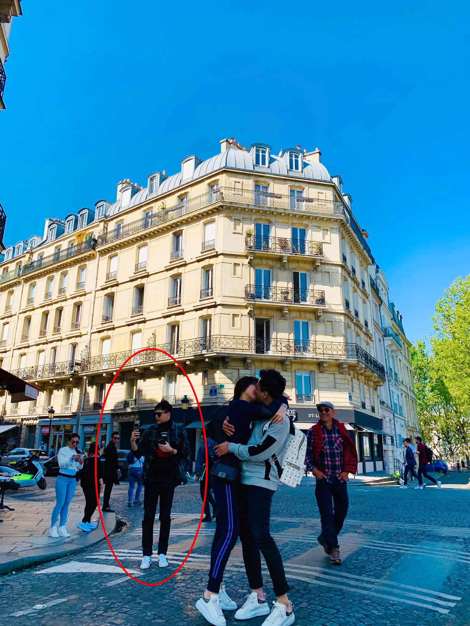 Trấn Thành và Hari Won khoá môi nhau đắm đuối giữa đường phố Paris nhưng Trịnh Thăng Bình mới là tâm điểm chú ý-1