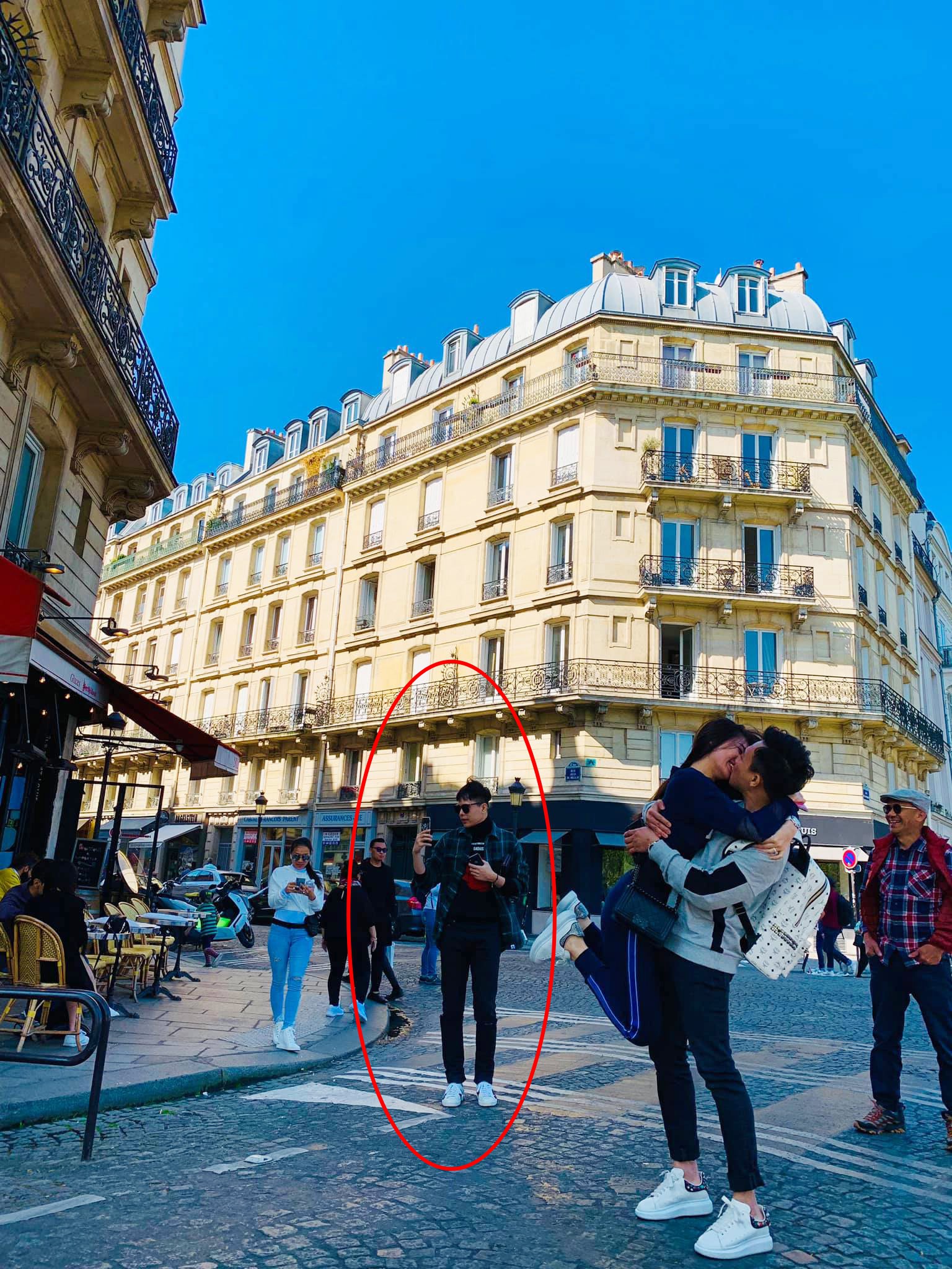 Trấn Thành và Hari Won khoá môi nhau đắm đuối giữa đường phố Paris nhưng Trịnh Thăng Bình mới là tâm điểm chú ý-2
