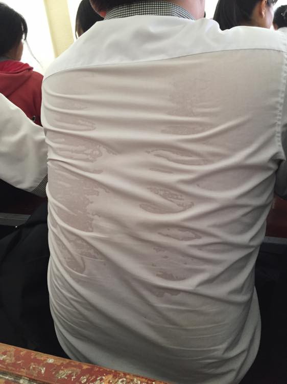 Khi các thánh lắm mồ hôi đi học lúc trời 40 độ, áo trắng hoá xuyên thấu, vắt ra được cả xô nước-1