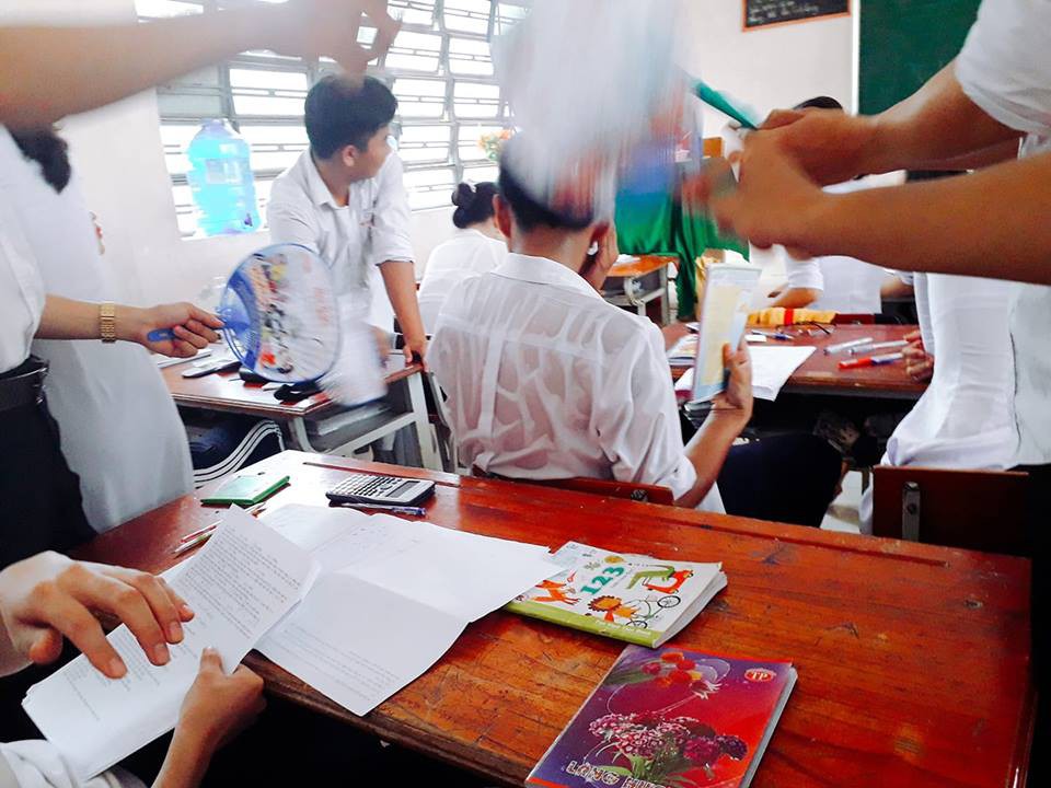 Khi các thánh lắm mồ hôi đi học lúc trời 40 độ, áo trắng hoá xuyên thấu, vắt ra được cả xô nước-2