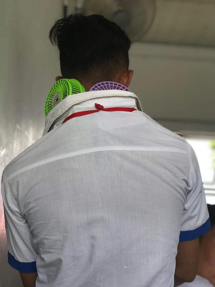 Khi các thánh lắm mồ hôi đi học lúc trời 40 độ, áo trắng hoá xuyên thấu, vắt ra được cả xô nước-5