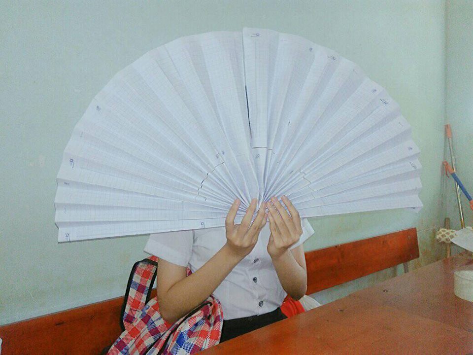 Khi các thánh lắm mồ hôi đi học lúc trời 40 độ, áo trắng hoá xuyên thấu, vắt ra được cả xô nước-6