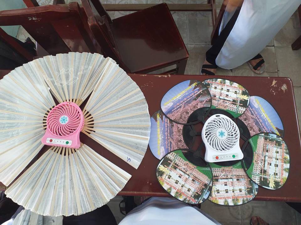 Khi các thánh lắm mồ hôi đi học lúc trời 40 độ, áo trắng hoá xuyên thấu, vắt ra được cả xô nước-7