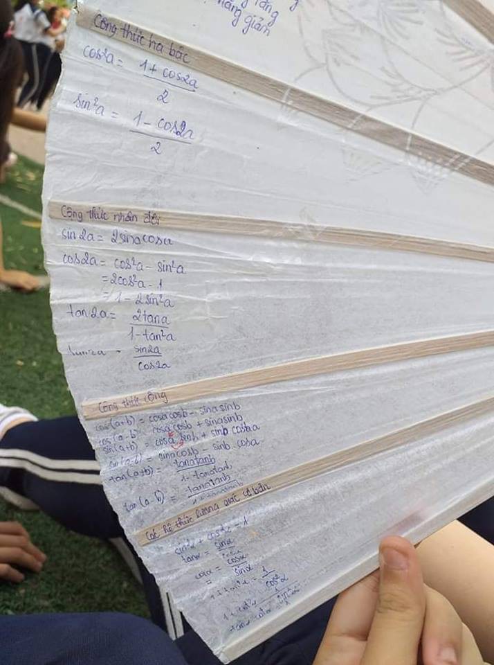 Khi các thánh lắm mồ hôi đi học lúc trời 40 độ, áo trắng hoá xuyên thấu, vắt ra được cả xô nước-8