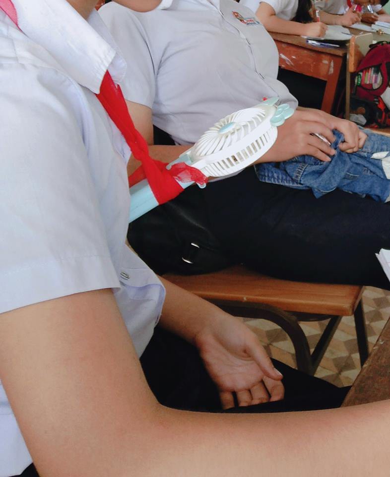 Khi các thánh lắm mồ hôi đi học lúc trời 40 độ, áo trắng hoá xuyên thấu, vắt ra được cả xô nước-11