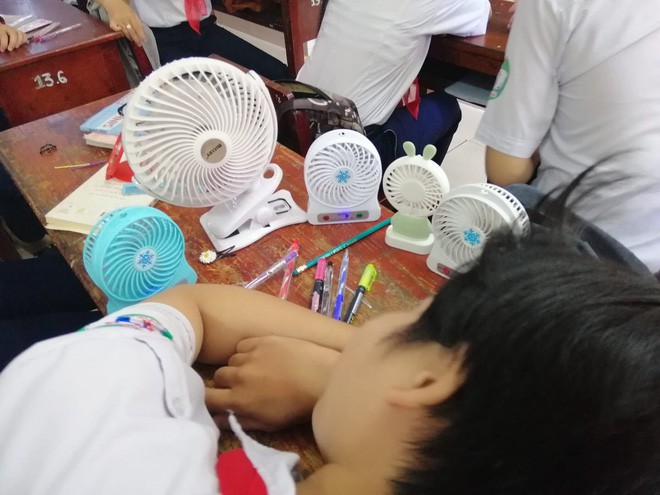 Khi các thánh lắm mồ hôi đi học lúc trời 40 độ, áo trắng hoá xuyên thấu, vắt ra được cả xô nước-12