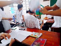 Khi các thánh lắm mồ hôi đi học lúc trời 40 độ, áo trắng hoá xuyên thấu, vắt ra được cả xô nước Khi các thánh lắm mồ hôi đi học lúc trời 40 độ, áo trắng hoá xuyên thấu, vắt ra được cả xô nước