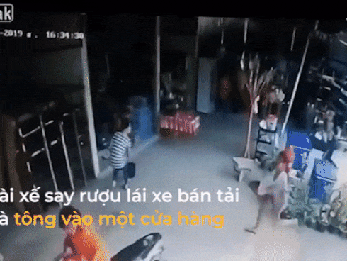 Xe bán tải tông thẳng vào cửa hàng, suýt gây tai nạn nghiêm trọng
