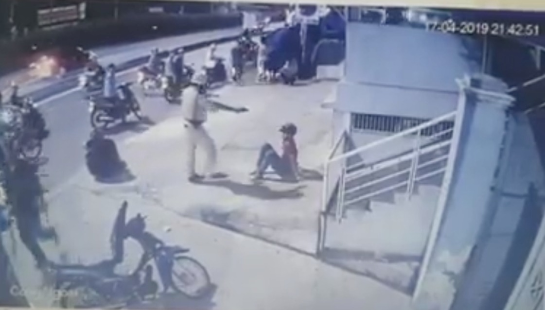 Hai thanh niên trong clip bị CSGT chĩa súng, tung chân đá ở Sài Gòn là quái xế-1