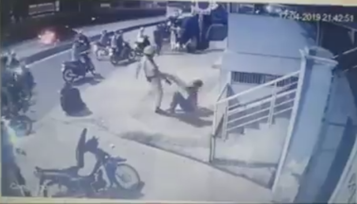 Hai thanh niên trong clip bị CSGT chĩa súng, tung chân đá ở Sài Gòn là quái xế-2