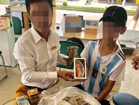 Cậu bé 16 tuổi mang 25 triệu tiết kiệm được trong 3 năm đi mua điện thoại khiến dân mạng tranh cãi