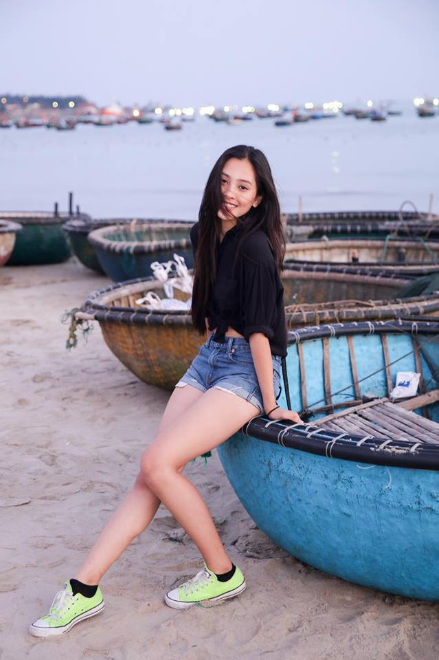 19 tuổi, Hoa hậu Tiểu Vy ngày càng chuộng phong cách gợi cảm-1