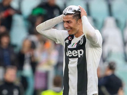 Ronaldo trở thành tâm điểm của màn ăn mừng vô địch có một không hai