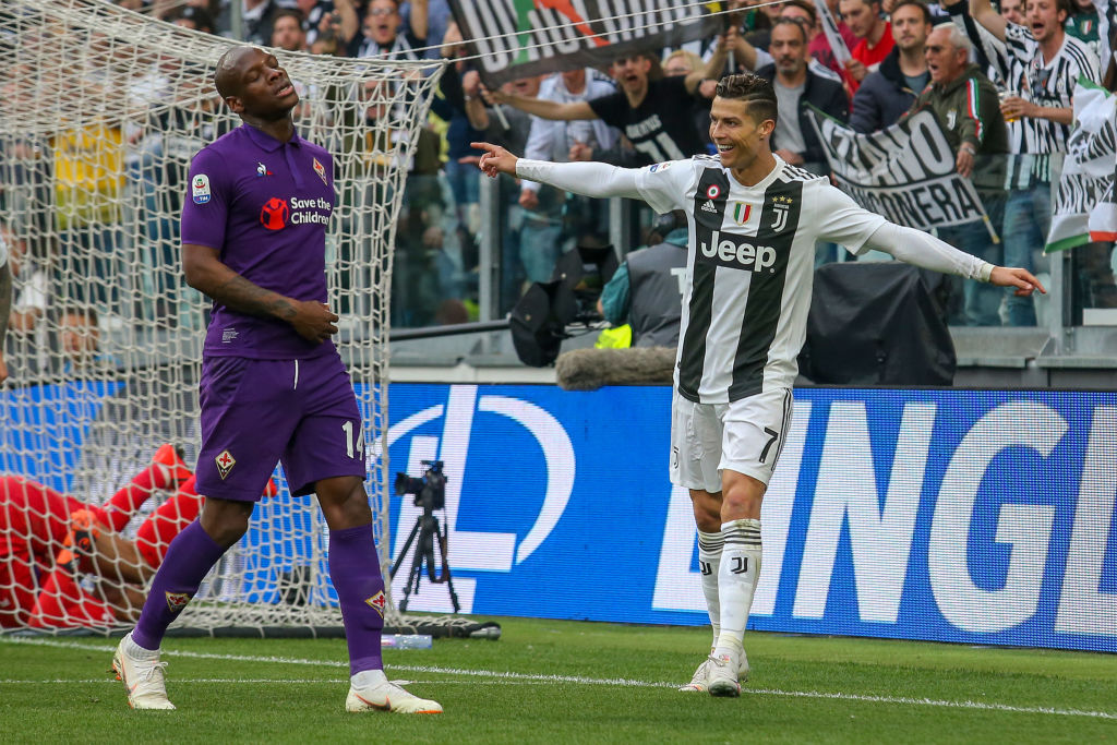 Ronaldo trở thành tâm điểm của màn ăn mừng vô địch có một không hai-4