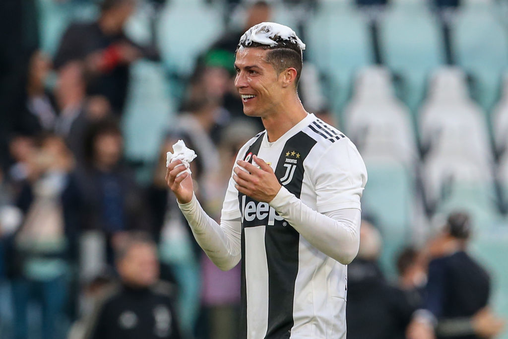 Ronaldo trở thành tâm điểm của màn ăn mừng vô địch có một không hai-7