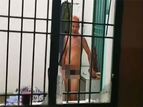 Giữa đường phố Hà Nội nóng như rang tới hơn 50 độ C, người đàn ông trần truồng chạy xe khiến ai nhìn cũng sốc toàn tập-2