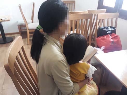 Kiến nghị khởi tố vụ bé gái 3 tuổi nghi bị ông già 70 tuổi xâm hại, tâm lý nạn nhân bị ảnh hưởng nặng nề-3