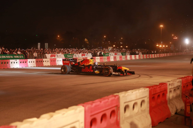 Xe đua F1 lao qua như cơn gió trước khu vực sân vận động Mỹ Đình, ngàn người hò reo-2