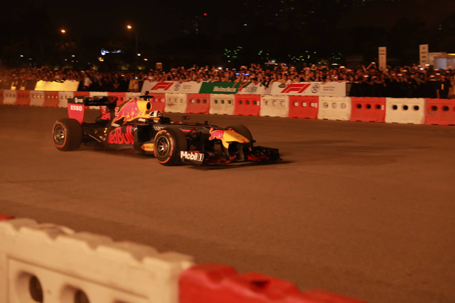 Xe đua F1 lao qua như cơn gió trước khu vực sân vận động Mỹ Đình, ngàn người hò reo-3