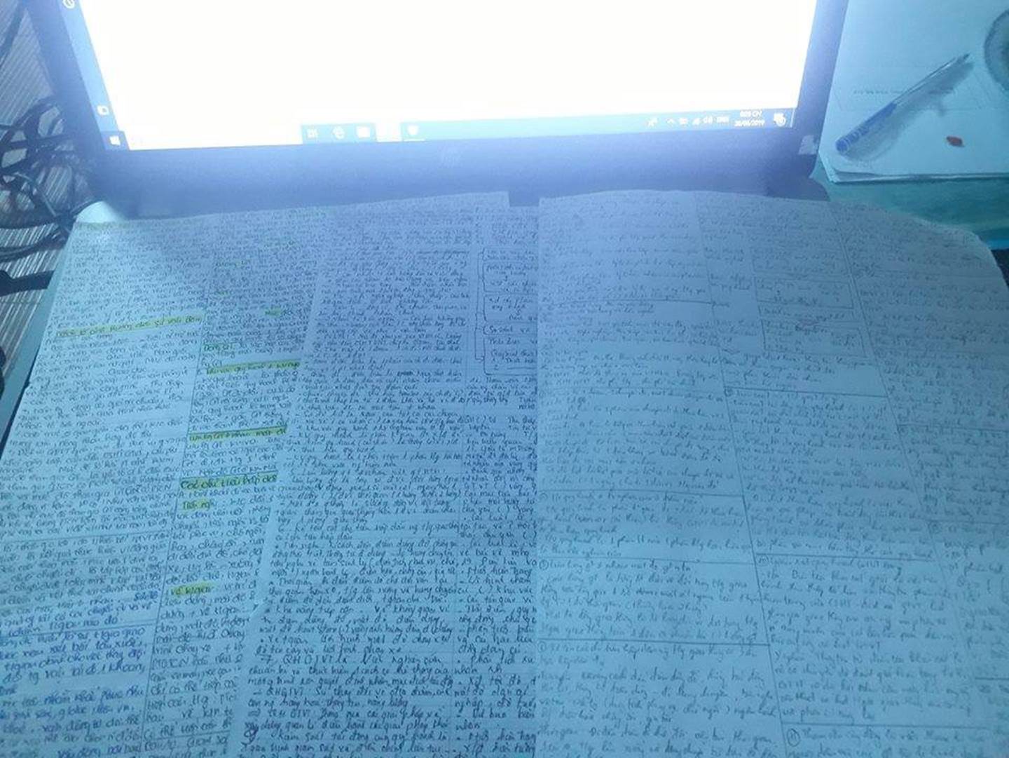 Giáo viên cho mang 1 tờ giấy ghi kiến thức vào phòng thi, sinh viên chép sương sương cũng được cả quyển sách!-3