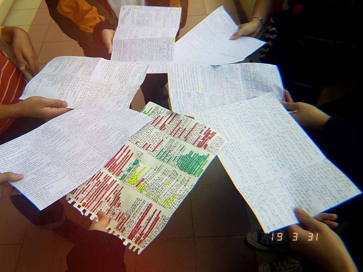 Giáo viên cho mang 1 tờ giấy ghi kiến thức vào phòng thi, sinh viên chép sương sương cũng được cả quyển sách!-7