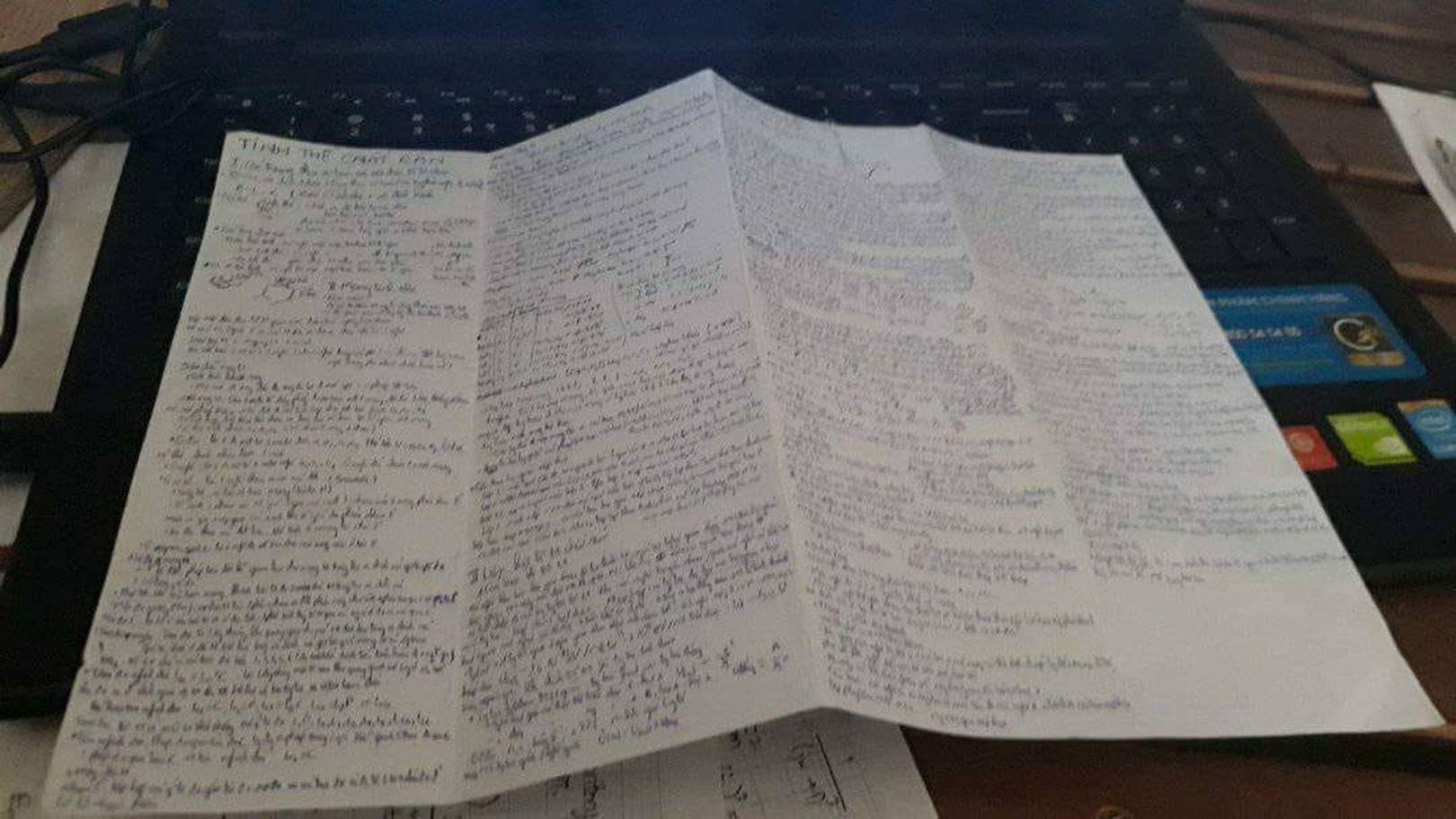 Giáo viên cho mang 1 tờ giấy ghi kiến thức vào phòng thi, sinh viên chép sương sương cũng được cả quyển sách!-10