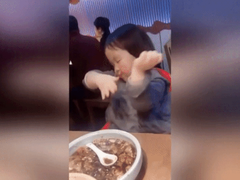 Lâm Đồng: Bé gái 8 tháng tuổi tử vong bất thường sau khi gửi tại nhà trẻ không phép, trên người có nhiều vết thương-2