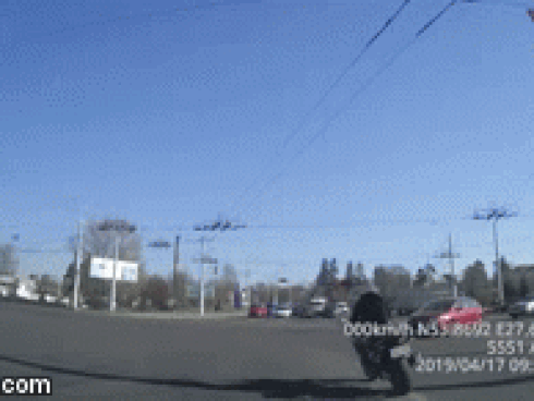 Biker bị ôtô hất văng lên không vì vượt đèn đỏ