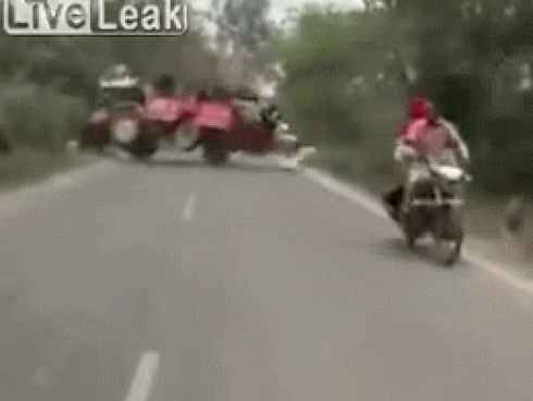 Ô tô mất lái lao như điên vào nhà dân-1