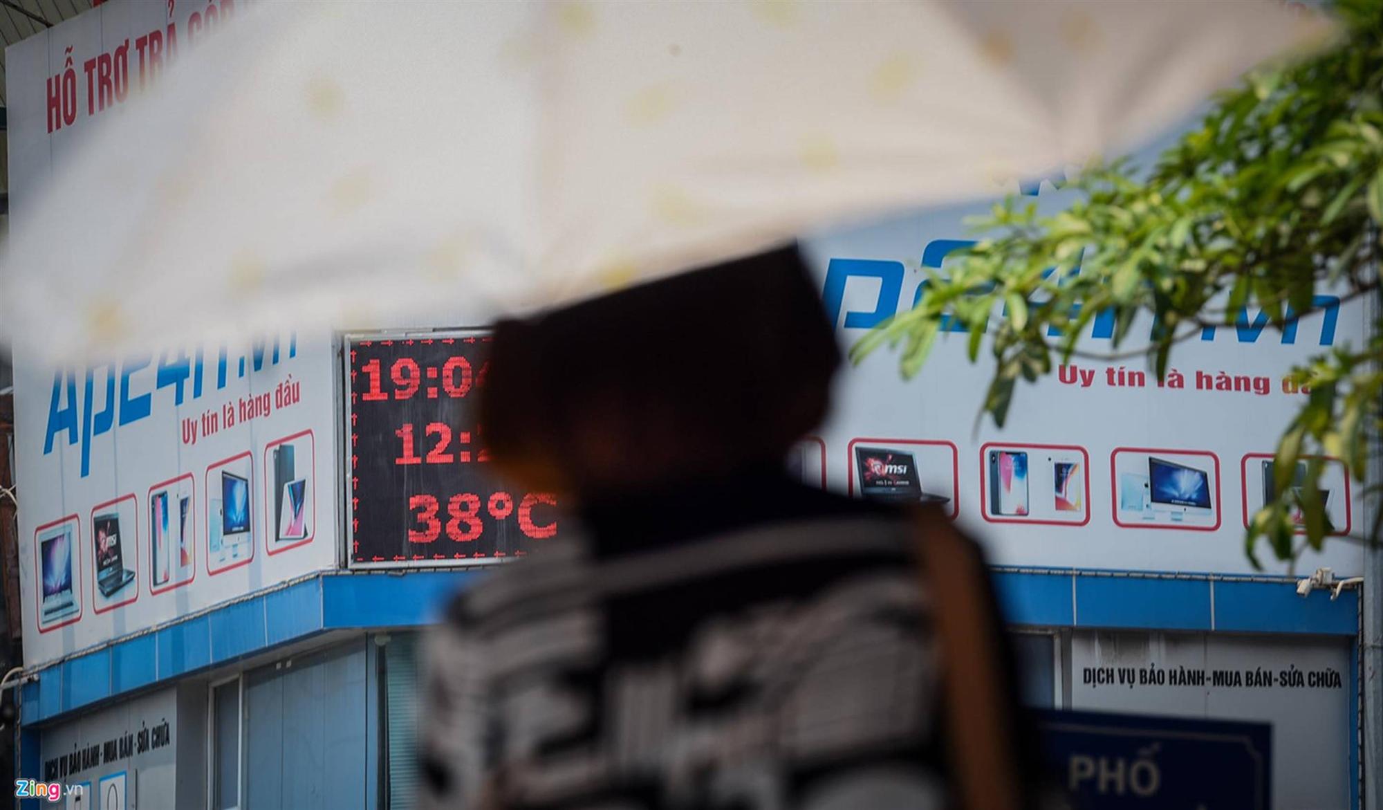 Mặt đường ở Hà Nội nóng hơn 50 độ C-1