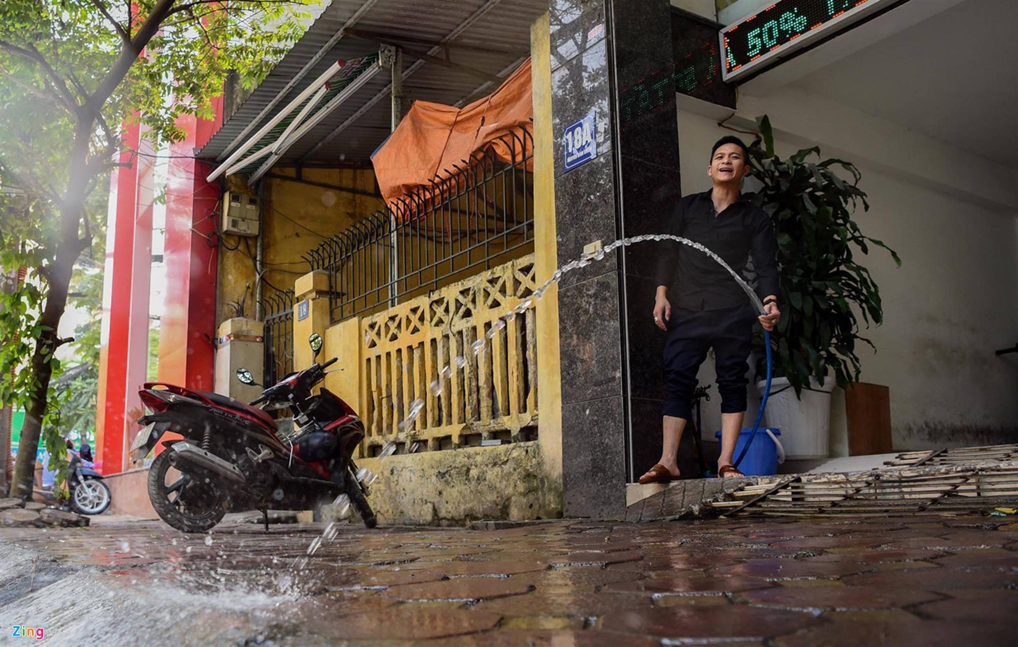 Mặt đường ở Hà Nội nóng hơn 50 độ C-7