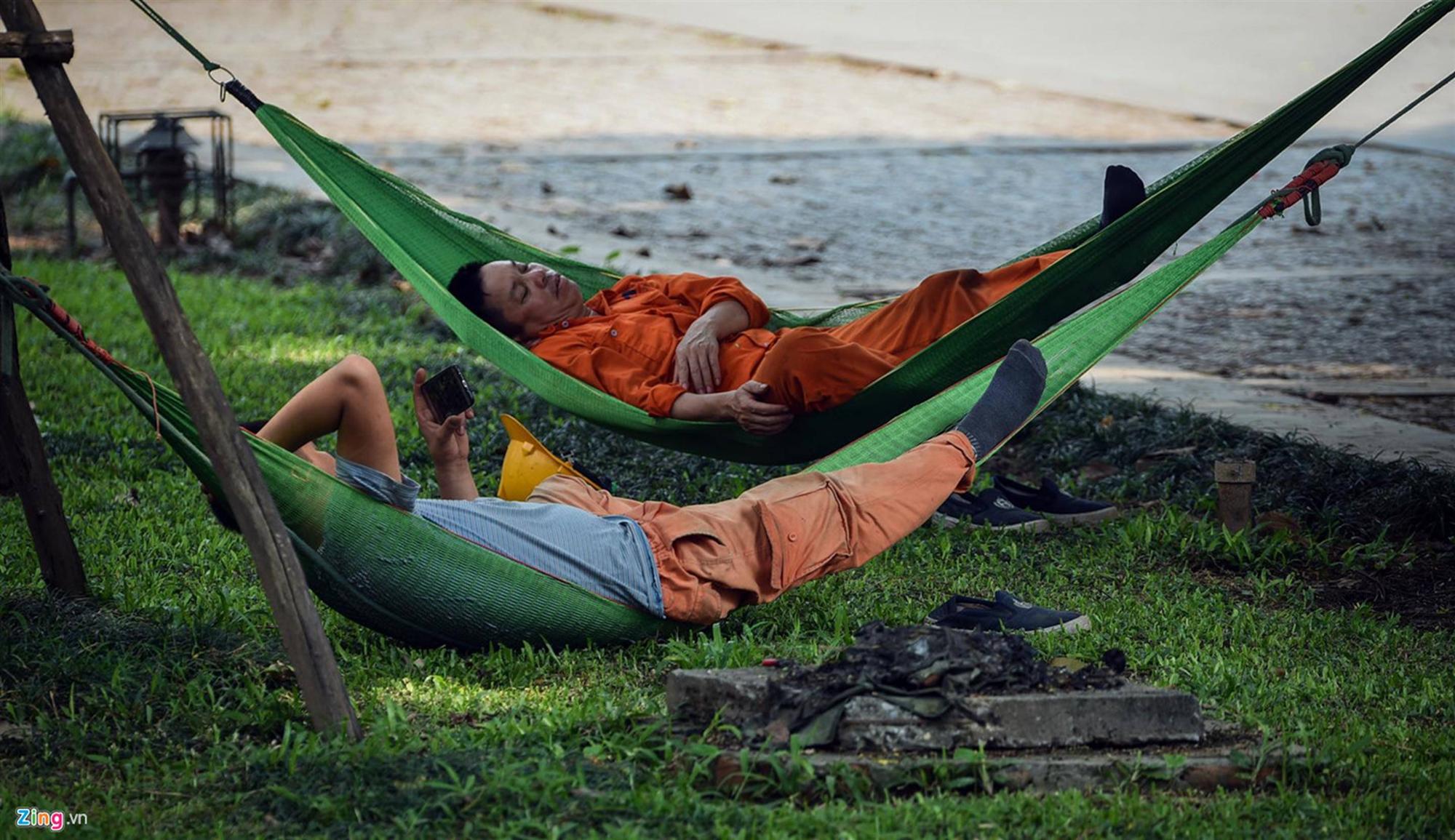 Mặt đường ở Hà Nội nóng hơn 50 độ C-8