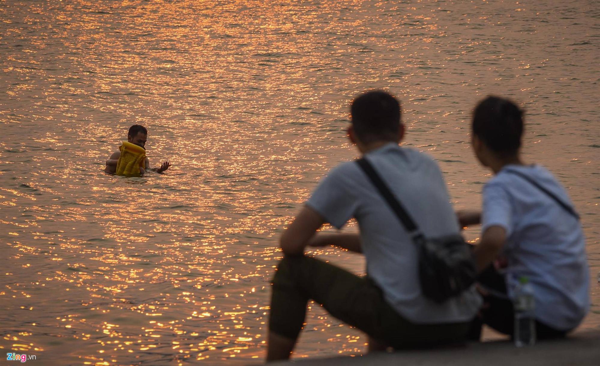 Mặt đường ở Hà Nội nóng hơn 50 độ C-11