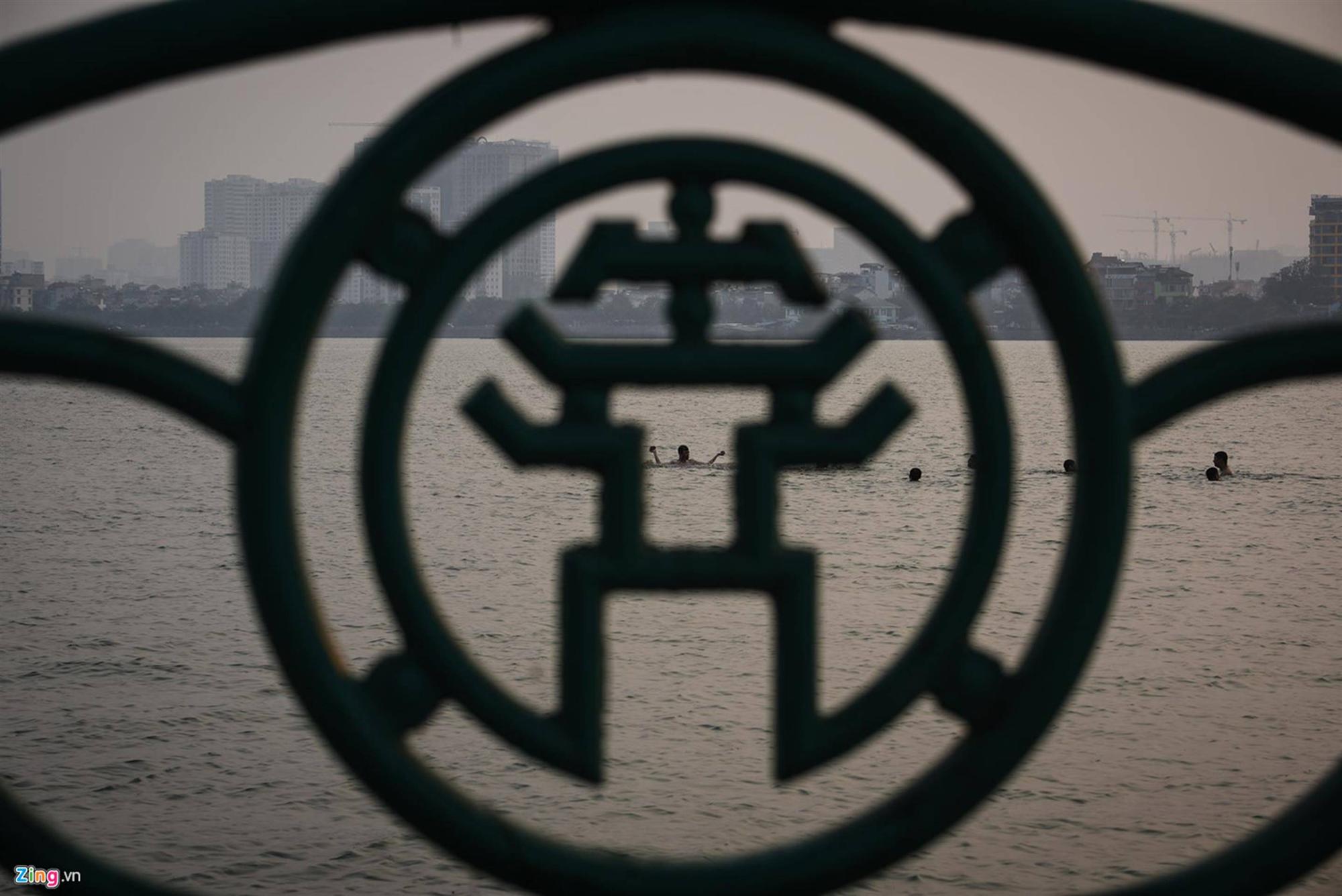 Mặt đường ở Hà Nội nóng hơn 50 độ C-14