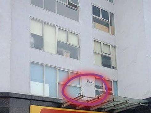 Bé trai rơi từ tầng 11 chung cư ở Hà Nội đã tử vong-1