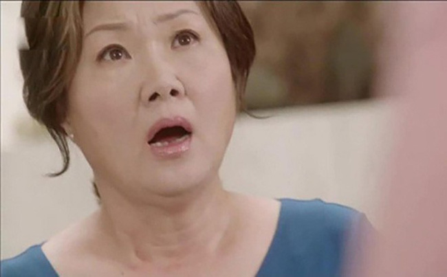 Mẹ chồng bắt con dâu mới sinh xuống làm cỗ, hai cô con gái nằm vắt chân xem phim và cái kết quá đỗi hả hê-2