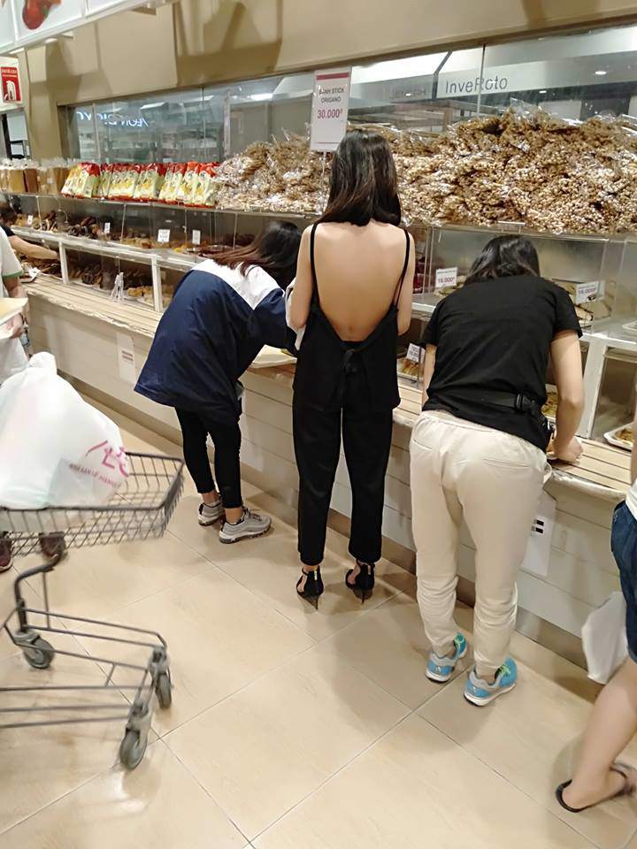 Vừa nắng nóng, 3 cô gái này đã mặc như không, lồ lộ ra đường khiến nhiều người nóng mắt-3