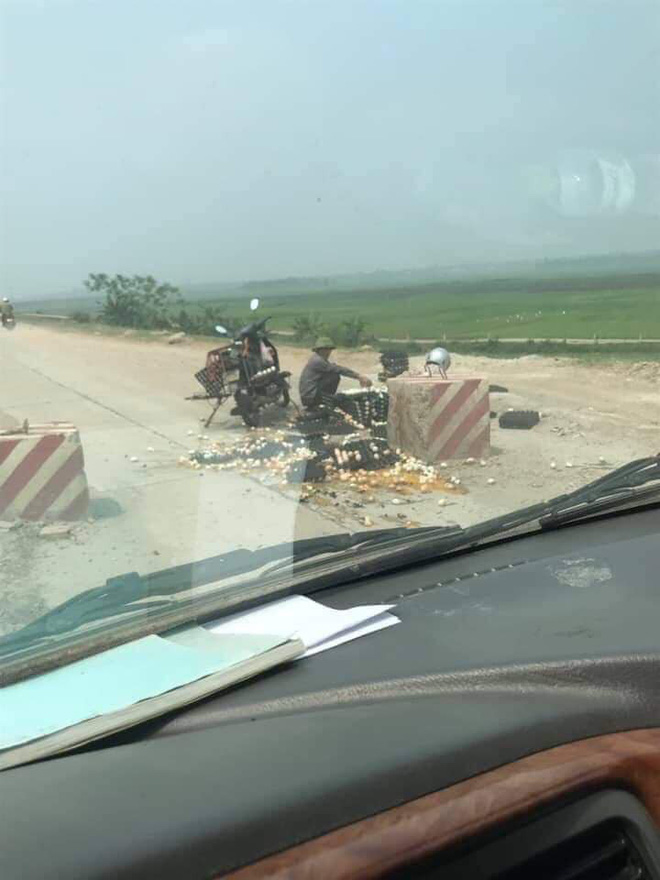 Người đàn ông rơi nước mắt giữa đống trứng nát bét trên đường và ý thức xấu xí của nhóm thanh niên-1