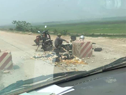 Đều đặn 8 giờ sáng ra đường lượm rác, câu chuyện của một bà điên khiến nhiều người tỉnh cũng phải xấu hổ-3