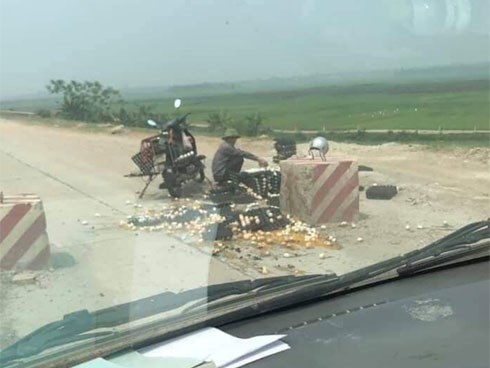 Người đàn ông rơi nước mắt giữa đống trứng nát bét trên đường và ý thức xấu xí của nhóm thanh niên