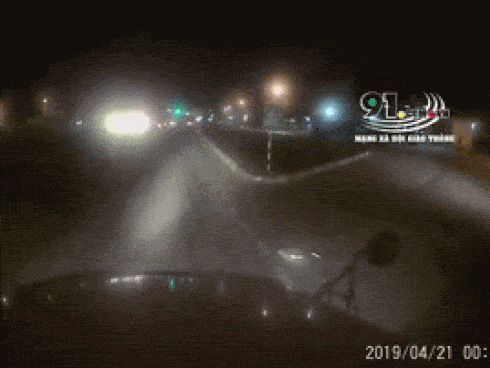 Clip: Người đàn ông cố vượt qua đầu xe tải đang xuống dốc, cái kết khiến nhiều người vội quay mặt đi-2