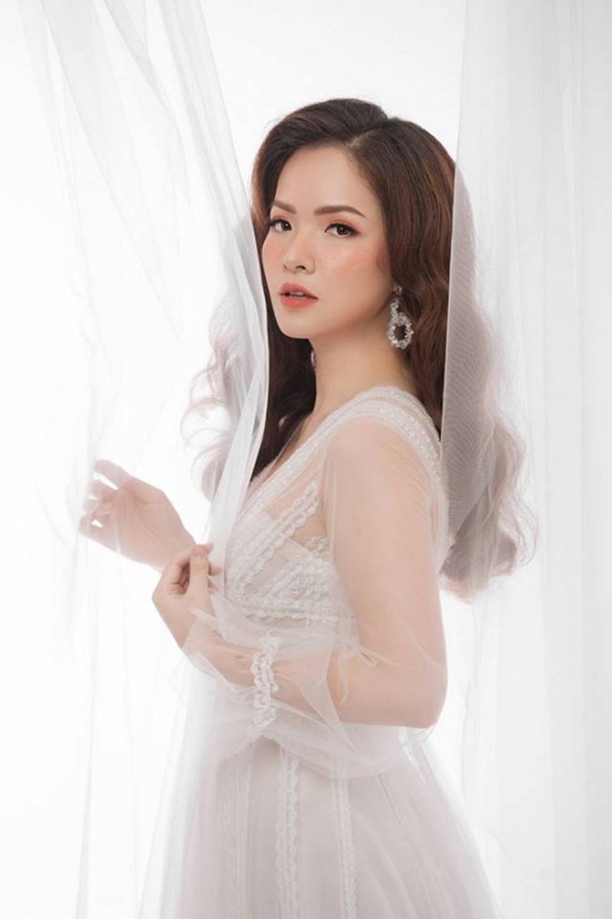 Gái hai con Đan Lê hóa công chúa mơ màng trong tà váy trắng tinh khôi-1