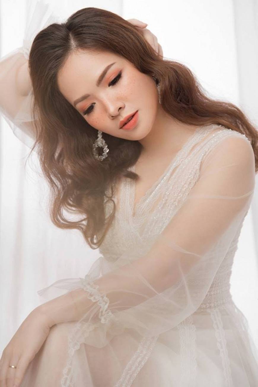 Gái hai con Đan Lê hóa công chúa mơ màng trong tà váy trắng tinh khôi-10