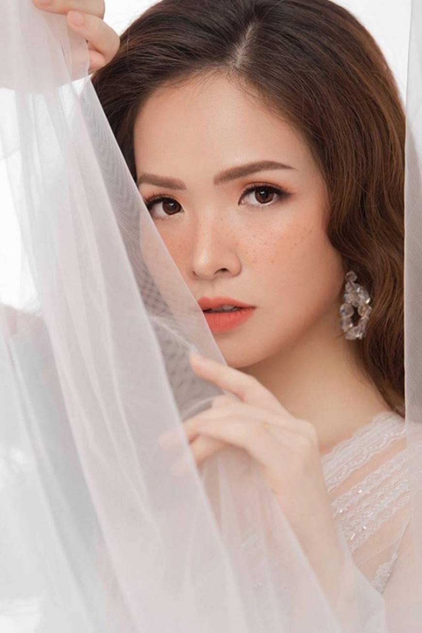 Gái hai con Đan Lê hóa công chúa mơ màng trong tà váy trắng tinh khôi-2