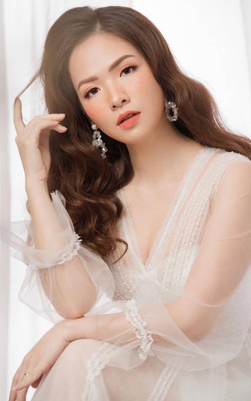 Gái hai con Đan Lê hóa công chúa mơ màng trong tà váy trắng tinh khôi-3