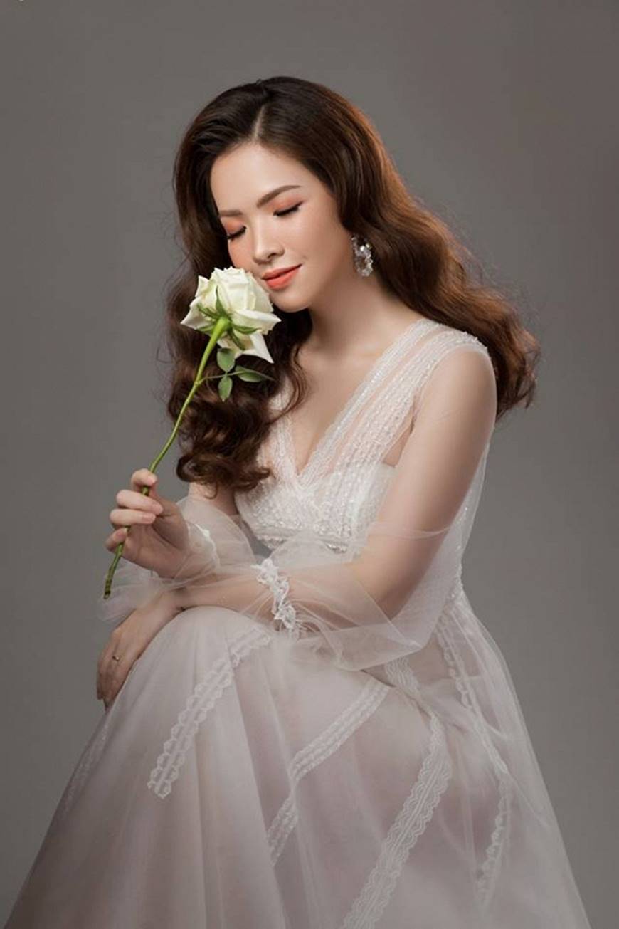 Gái hai con Đan Lê hóa công chúa mơ màng trong tà váy trắng tinh khôi-6