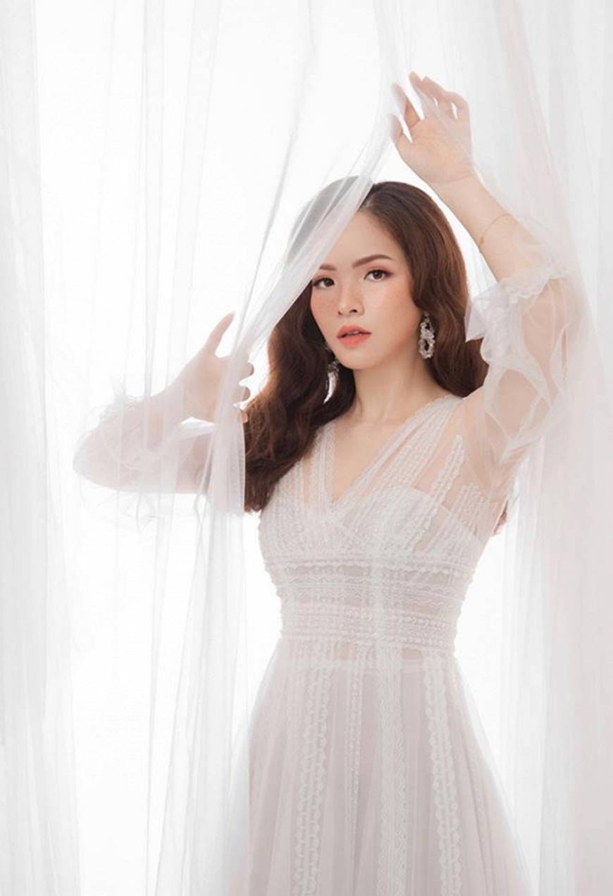 Gái hai con Đan Lê hóa công chúa mơ màng trong tà váy trắng tinh khôi-13