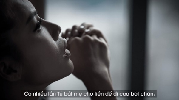 Mẹ Minh Tú tiết lộ sốc: Con gái bôi kem trộn, xin tiền đi cắt chân-4