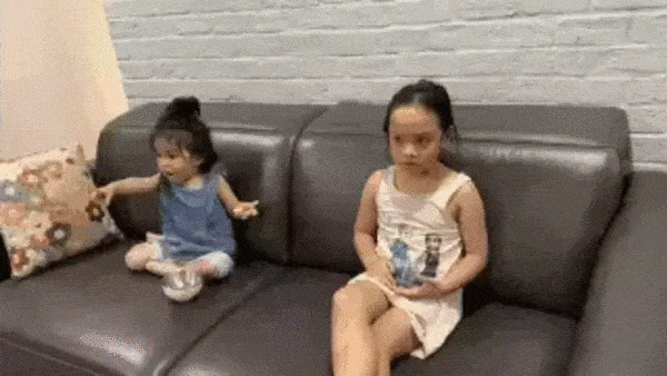 Phản ứng hài hước của 2 con gái Phạm Quỳnh Anh khi thấy mẹ trên TV, nhưng bất ngờ nhất là giọng hát của cô chị-1